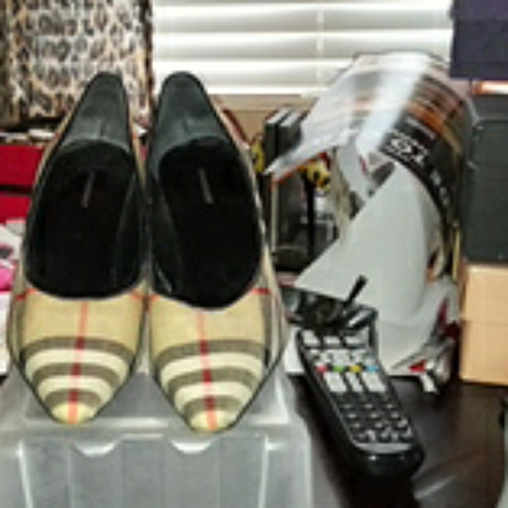 BURBERRY SHOES AUTHENTIC - Picture 1 of 4